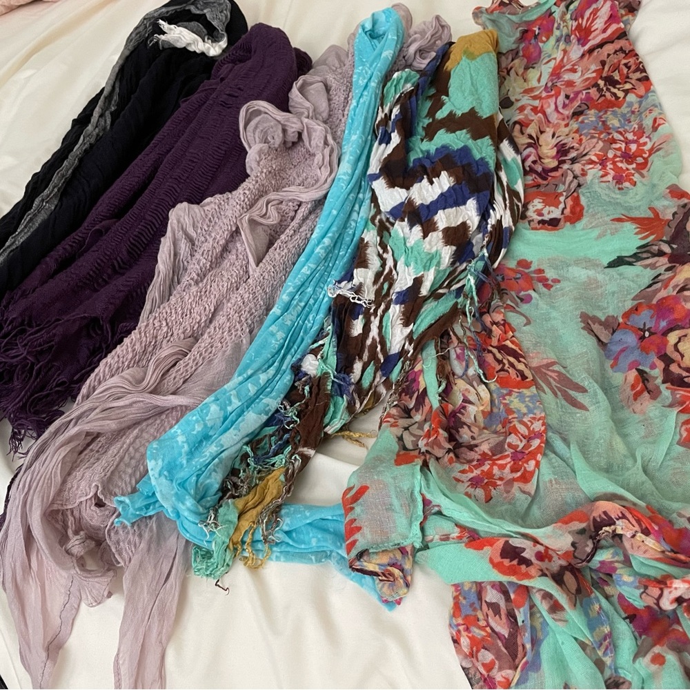 6-Multi colored scarves - Picture 4 of 7